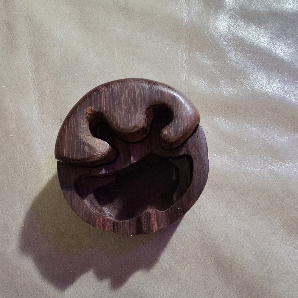 Vintage Hand Carved Wooden Secret, Trinket,Keepsake Box With A Unique Design - Picture 4 of 5